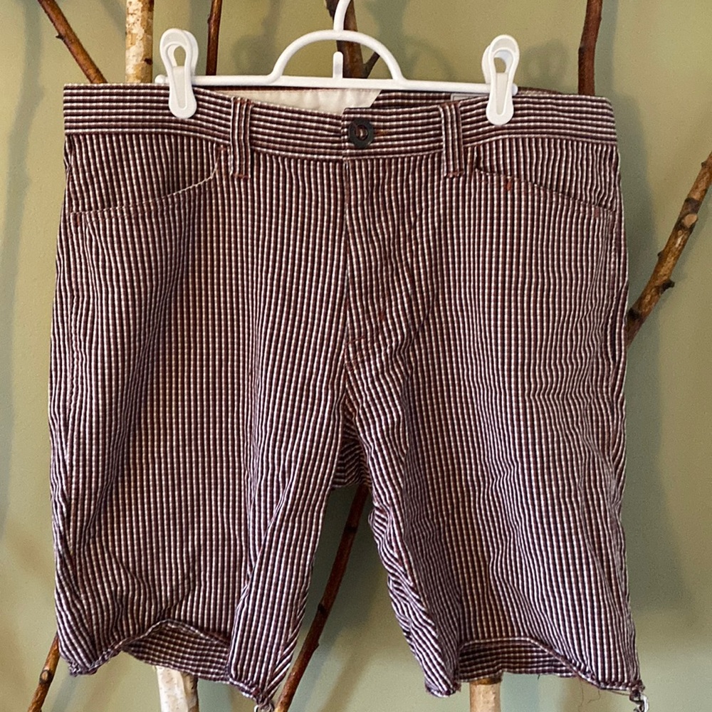 Men’s Volcom cotton distressed shorts.